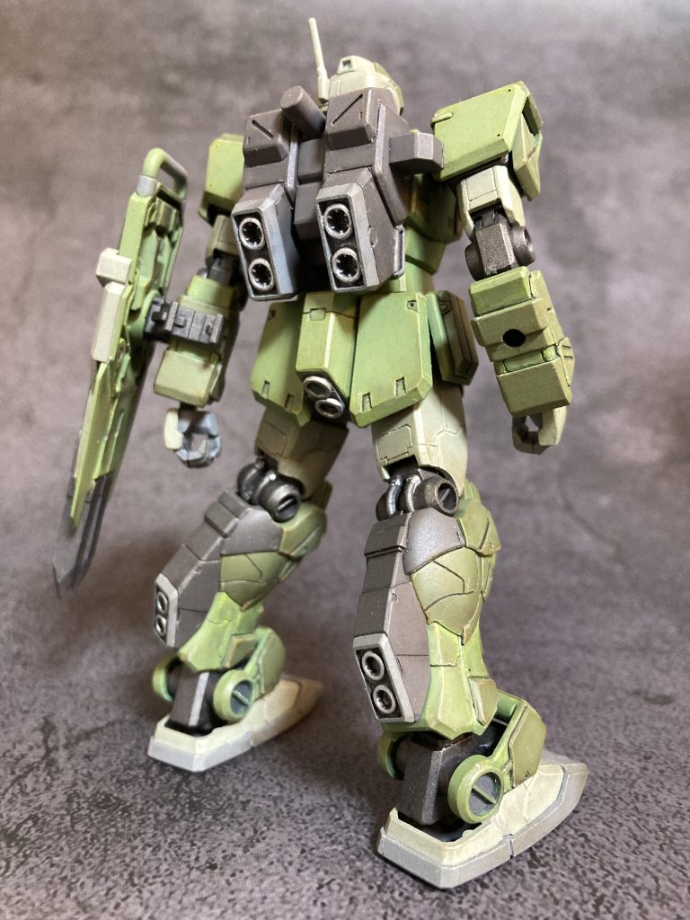 ふくらはぎの異常発達が見られます。歩きづらそうです。