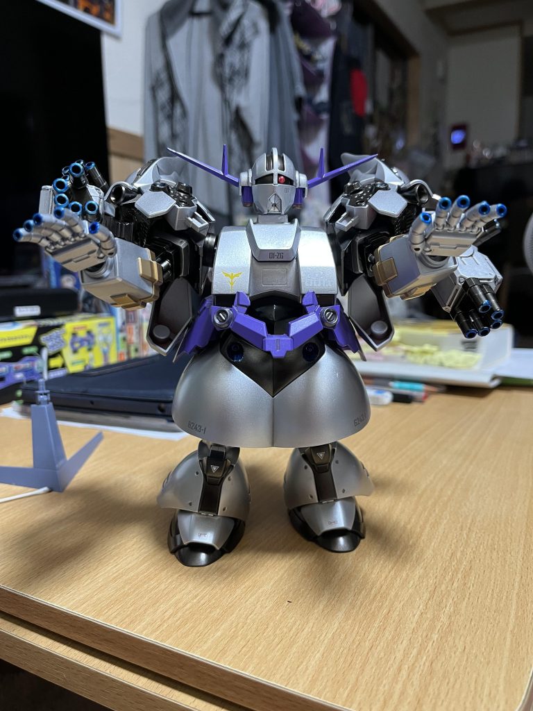 武装盛り盛りですが、なんとか自立します💦作成したのはいいけど、結構大きくて置き場所に困ります💦HGネオジオングなんてつくったら、えらいことになりそう💦