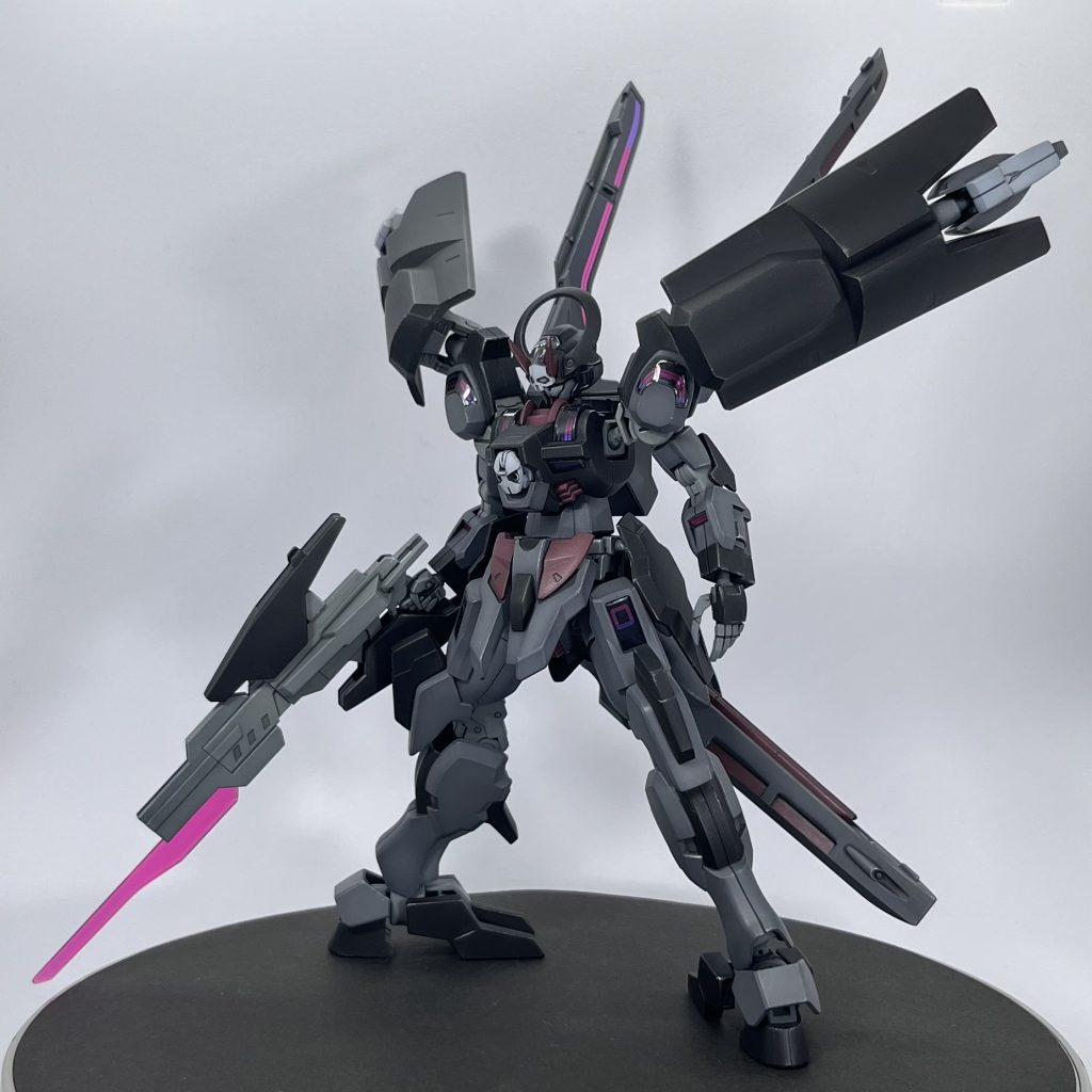 AGE-2DH、ディランザソル、ダリルバルデのミキシングです。頭部のドクロを移植。アイパッチも付けてます(見えないけどね。。。)。胴体下部から腿までAGE-2に置き換えて、シュバルゼッテの装甲を貼り付けました。ライフルはAGE-2をベースにディランザソルのバレルかガーディアンを差し込めるようにしました。