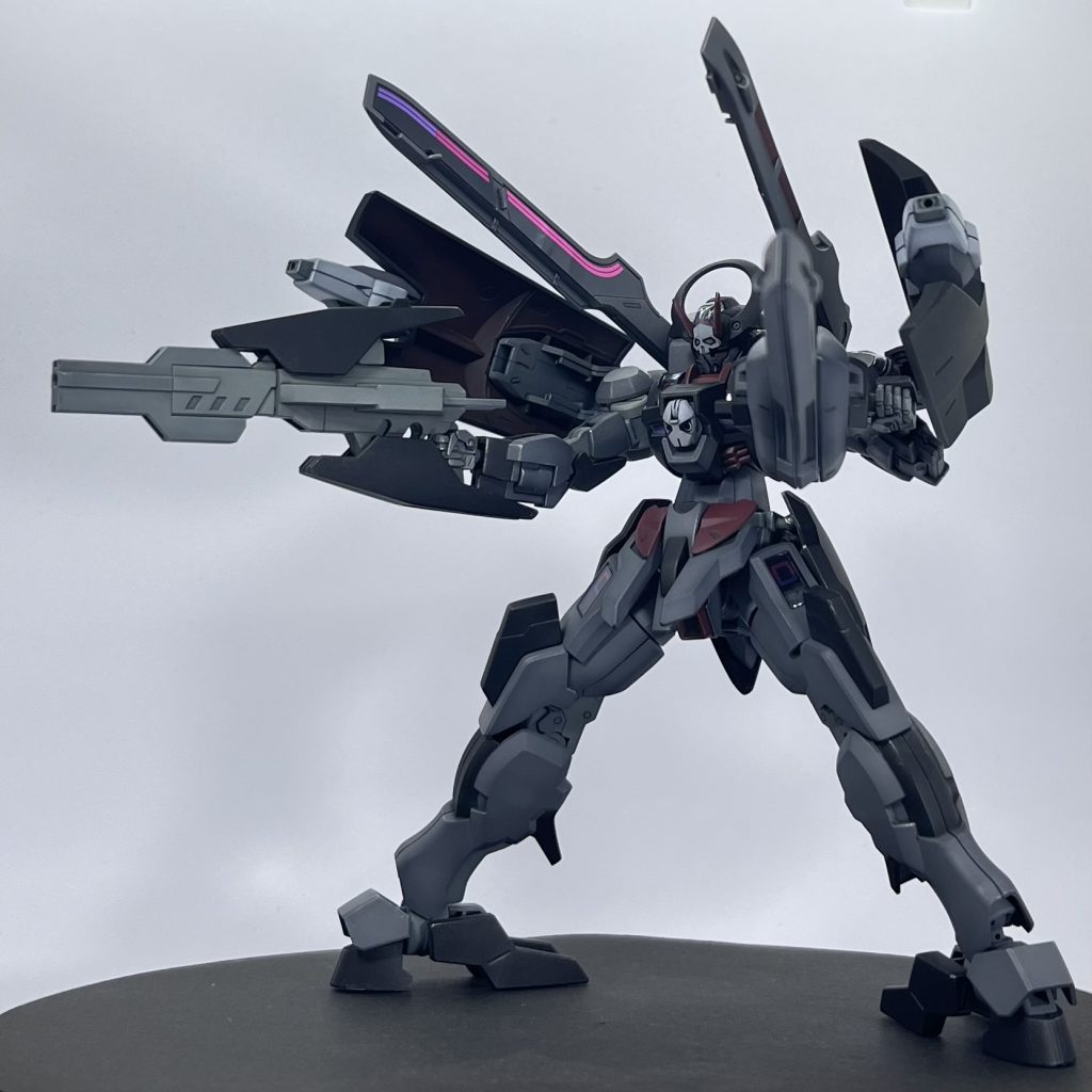 フルバーストできます。バックパックは変形の邪魔になるので上に起こせるようにしてあるため、キャノン風に構えることもできます。