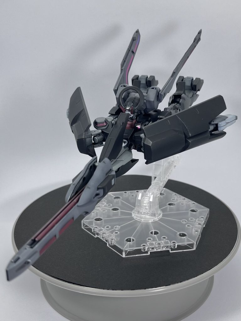 ストライダー形態にもなれますよ。変形シーケンスはAGE-2と一緒です。股間も軸を追加して広がるようにしてあるので完全変形します。