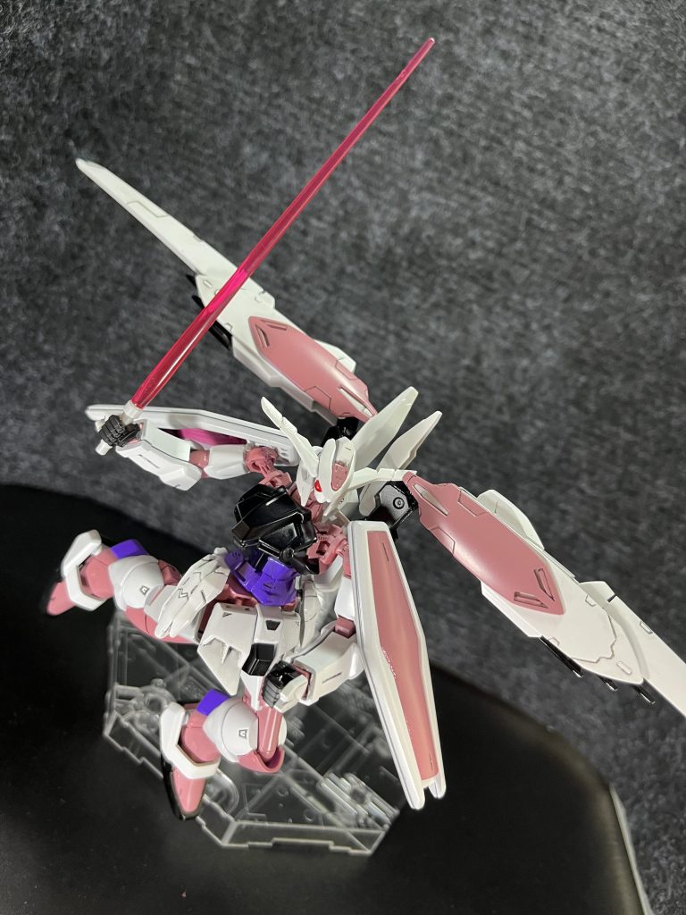 ビームサーベル肩に無理矢理バックパックパーツを取り付けたので、腕の稼働が制限されてます💦