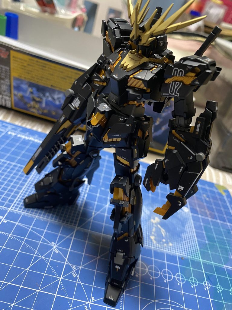 サイコフレームはスターブライトゴールド→クリスタルカラーのターコイズグリーンを薄く吹いて、見方によって緑色に見えるようにしてみたんですけど、写真では上手く撮れませんでした⊂⌒~⊃。ω。)⊃