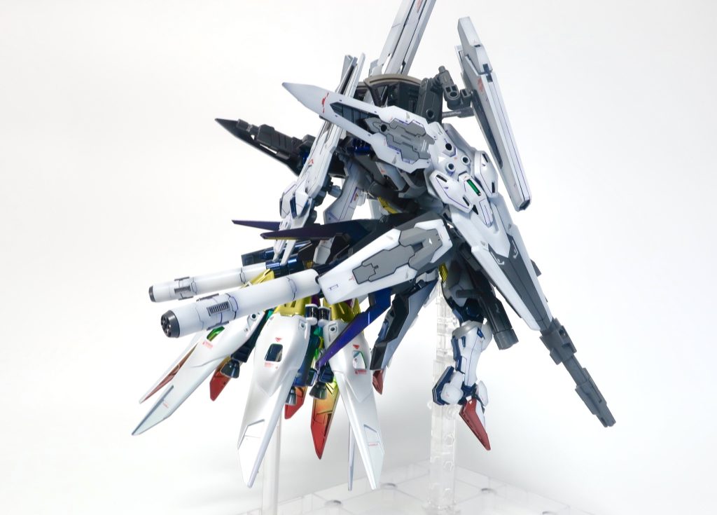 バリアブルロッドライフルは背中に接続されてます。エスカッシャンはエアリアル、エアリアル改修型、キャリバーンのものを3つ装備。 