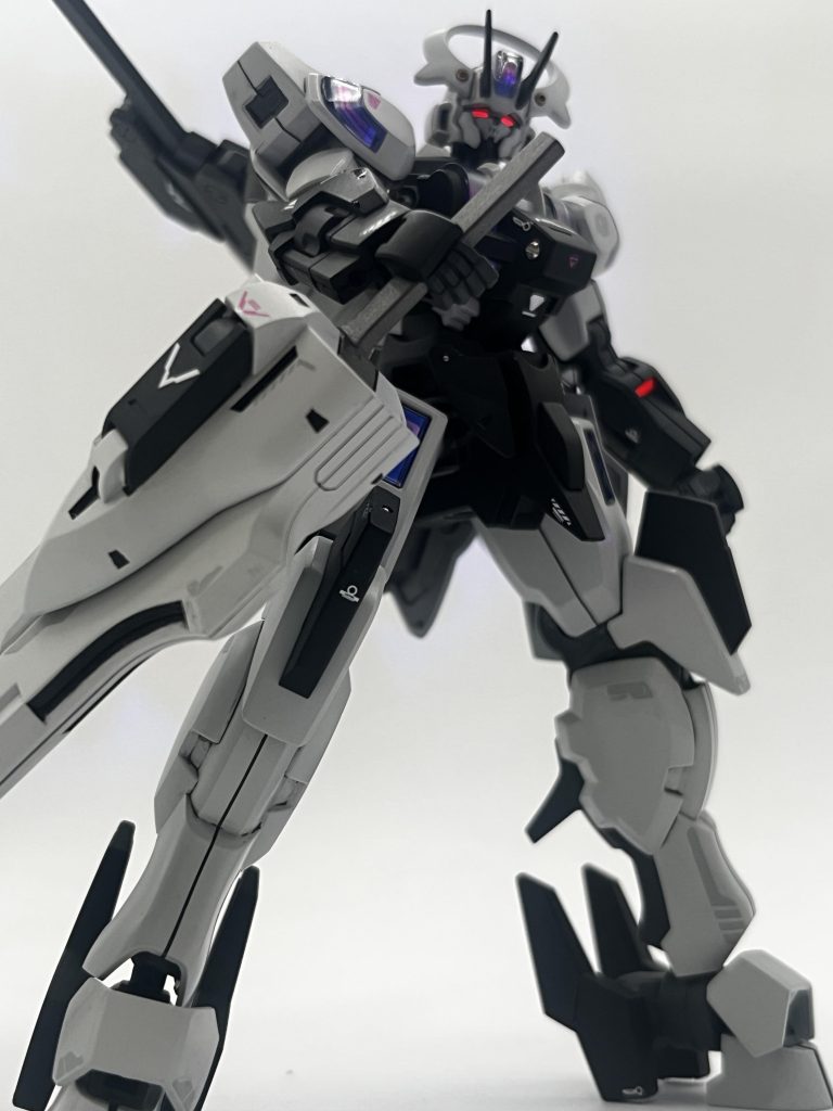 カメラアイは蛍光ピンク、クリアパーツ類は蛍光クリアーで塗装