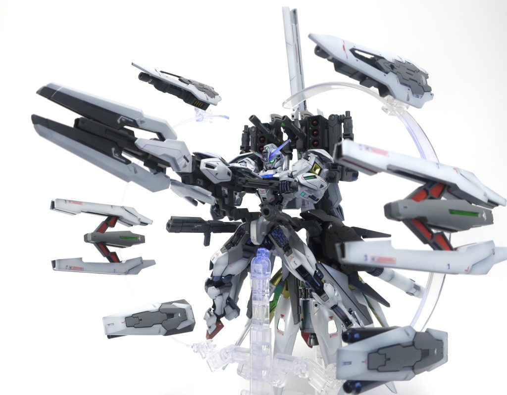 両手のシールドを分離し、キャリバーン本体とライフルに装備させたフルバーストモード。シールドガンビットを併用したオールレンジ攻撃でガンドノードを殲滅します