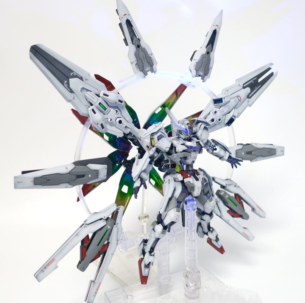 シールドが多くて大変でした（笑）ディスプレイにはコトブキヤプレイングベースaを使用。円形に浮かせられるのが非常に良いのでファンネル持ちに最適ですね。水星の魔女ウェポンディスプレイベースを使ってガンビットを分離したらさらにすごいことになりそう。最近見ないので再販してくれるとありがたいのですが…