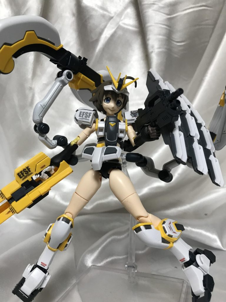 右にレールガン、左にサブマシンガン。これサブマシンガンの造形が完璧で素晴らしいんですよ。水着ボディは造形良い分稼働すると結構下半身が破綻しますね。