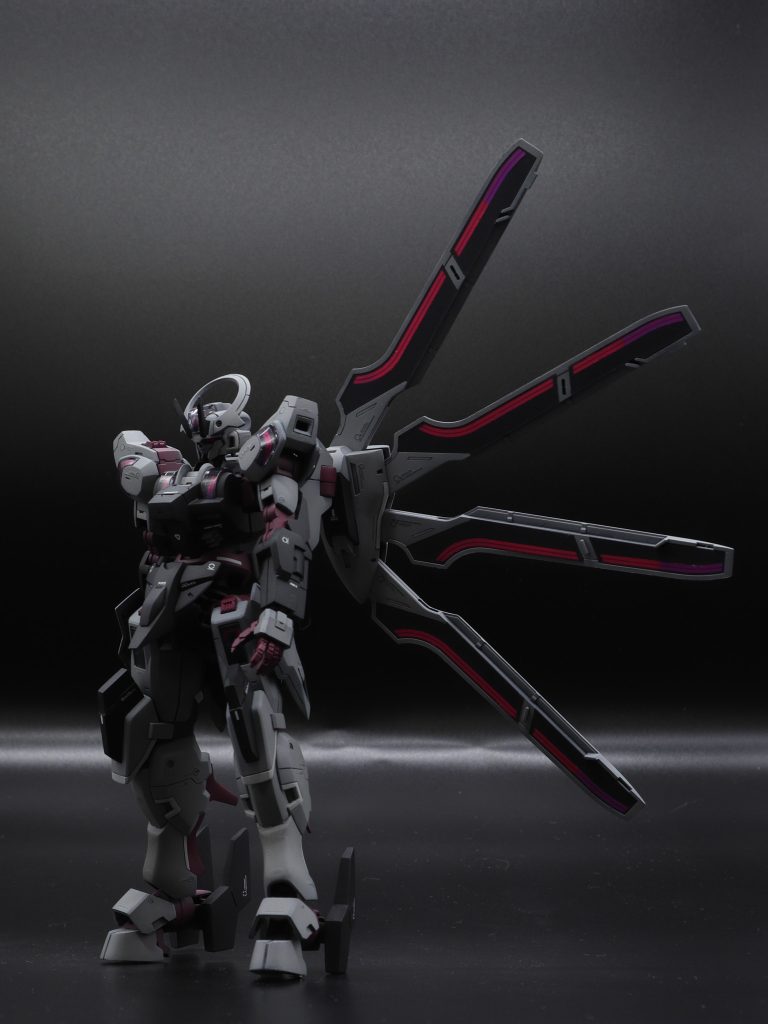 こだわりポイントは「色」です!シュバルゼッテって設定ではグレーなのに、キットは何故白っぽいのか…。フレームも赤紫にして設定どおりのカラーで仕上げました。