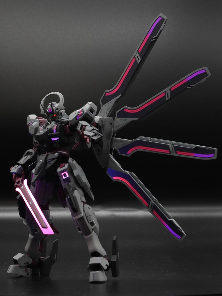 片目きらりが個人的に好きですwちなみに羽が重いんですが、足裏マグネットを仕込んだのでなんとか自立しています。