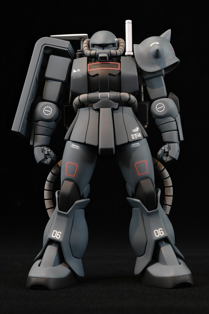 頭部分もひさし部分を削り込みイカついイメージになるよう加工しました。スパイクアーマーはリバザクのが小さかったので旧キットの方を使用しています。