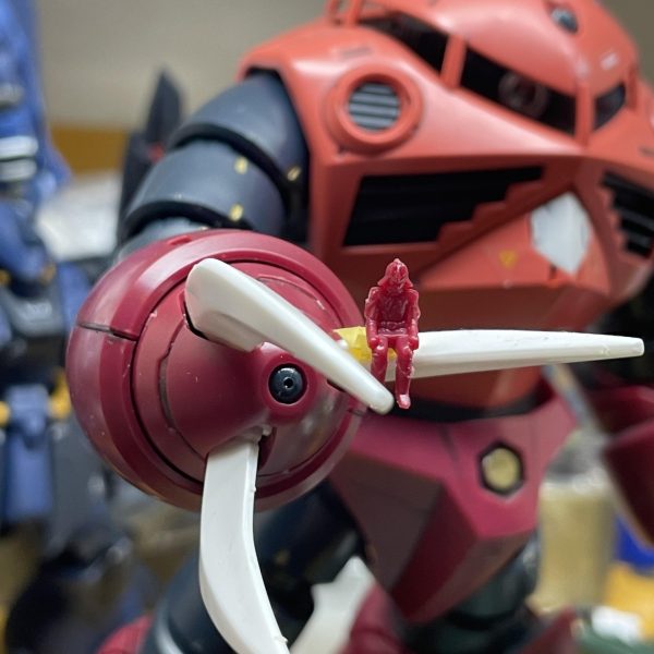 グフ　メカニカルガンプラのジャンクパーツ、ミニ四駆、ラジコン、LEGO（互換性）などなど、、、あらゆる物を駆使して内臓を作ってます！！銀色の部分は、、ヒートロッド収納用ドラムパイロットはシャア！！我が家のズゴックから提供、、  （3枚目）