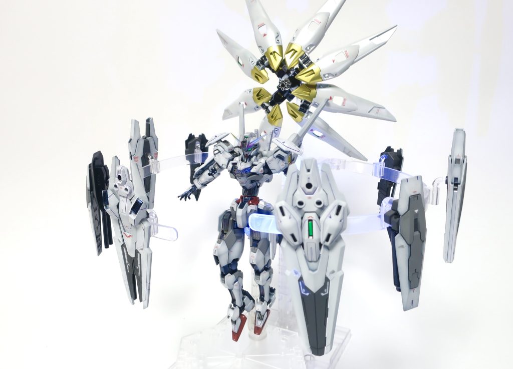 フラワーガンビットはロッドライフルから分離することで大型の攻撃端末となり、ビームガトリングガンを搭載。ラフレシアっぽさがすごい。素手になることで生まれる強キャラ感って良いですよね！