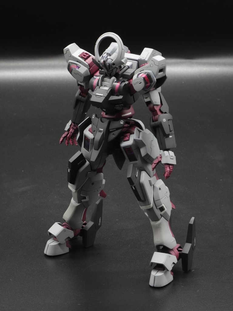 これ改造箇所が分かりやすいですね。肩幅変更、胴体・腕部延長。肩・腿にヒートシンク、胴体上部は真っ平にならないようにディティール追加。つま先も少し延長しています。あと、脚部と肩部の段落ちは設定に近づける為、消しています。