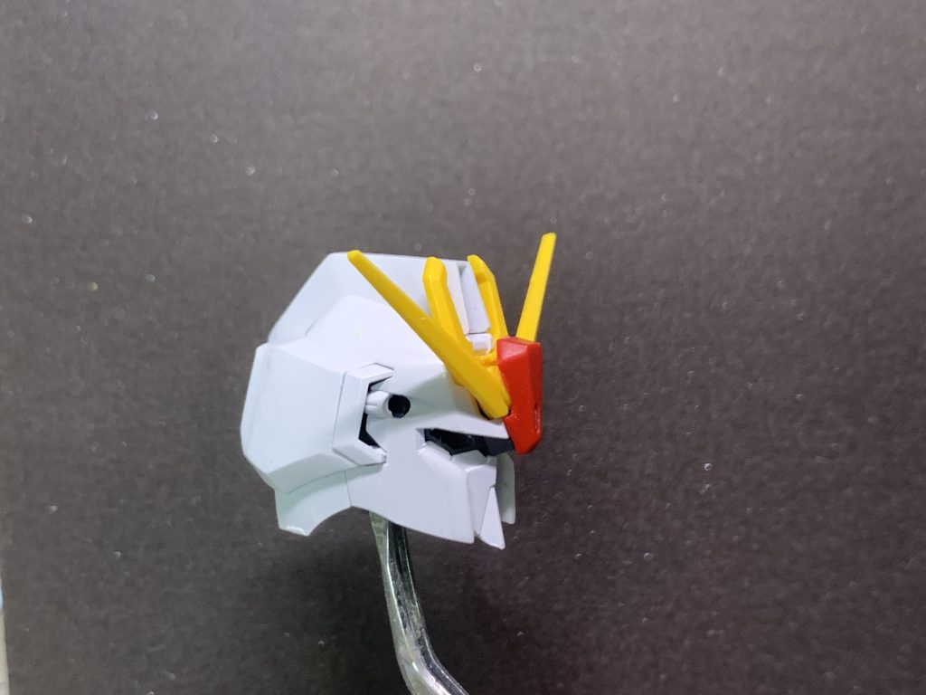 フェイス小型化。頬は下部カット、前方、上部を延長。後頭部ととさかを後方に1.5mm延長しています。