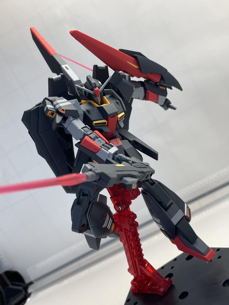 ちゃんとロングビームサーベルにもなっており、バレル短縮やグリップが付いた分、取り回しが良くなっている。機体性能自体も全体的に格闘戦寄りの調整が施されているという設定。