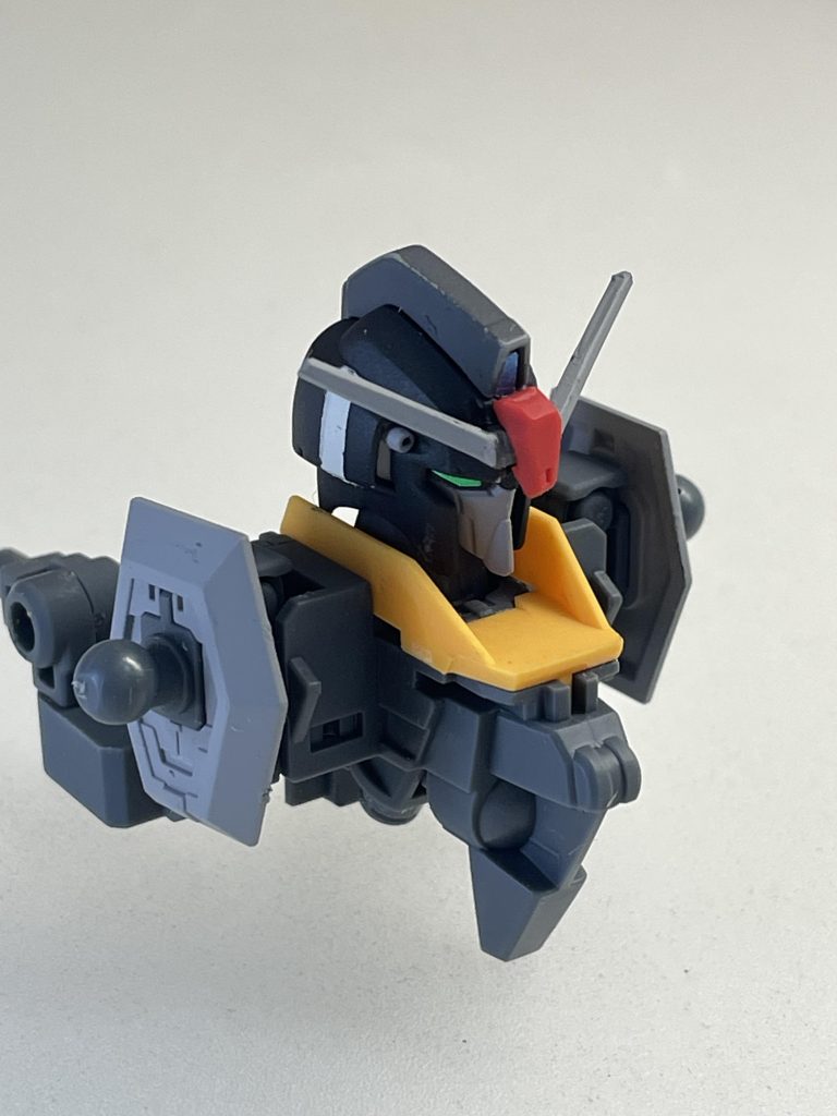 おまけ。アンテナは塗装中にどっかいったのでランナーの破片を継ぎ接ぎしてなんとか作成。結果的に好みの顔つきになった。