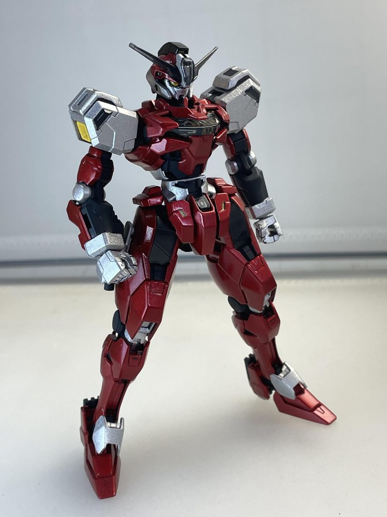 素立ち。ほぼただのキャリバーンの色替えです。胸のクリアパーツ内は元ネタに寄せようと思ったが結局パーツの透明度の問題で目立たないのでやめました。