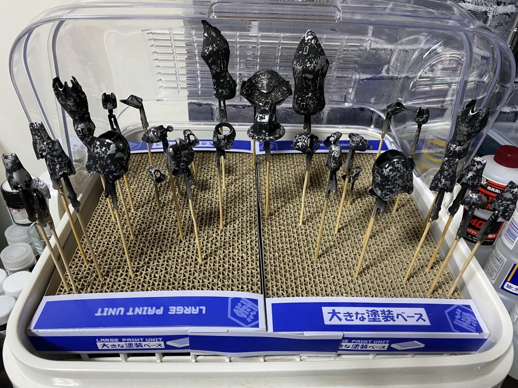 路線変更。ラップ塗装で手を打ちましょう!黒はそのまま活かしてラップぽんぽん。