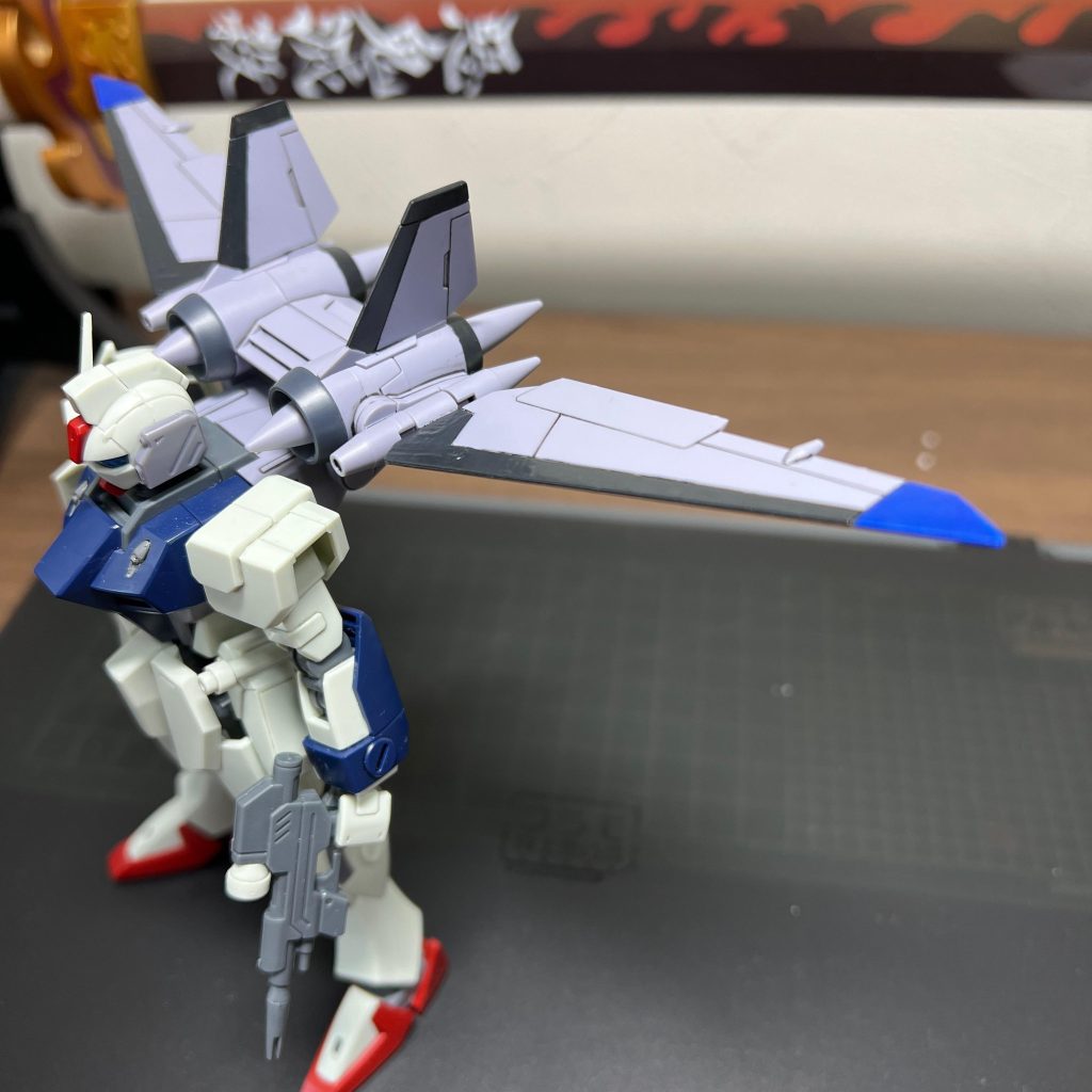 ウイングの先は青塗っただけです。