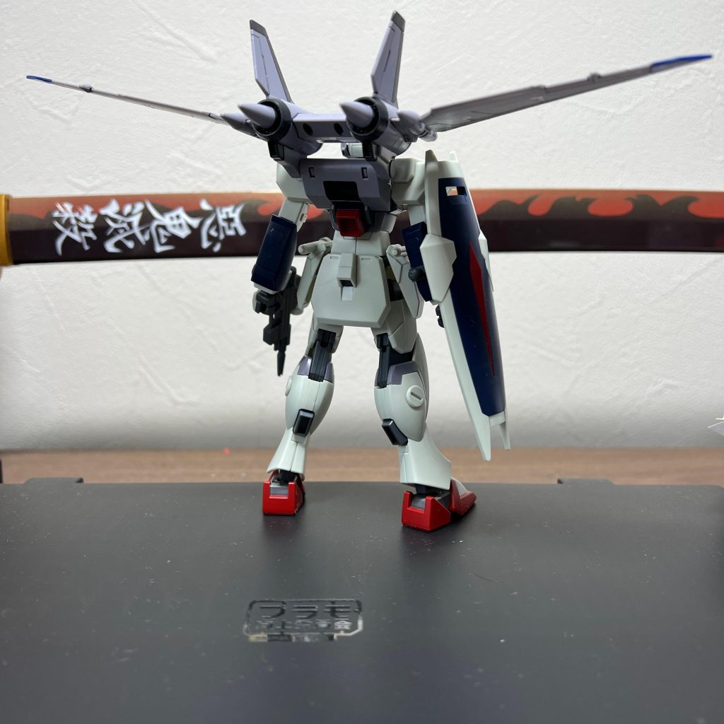 後ろ塗装はウィンダムの完成写真観ながらテキトーに 笑ミサイルは付けず、取り付け部分はニッパーとデザインナイフで綺麗に取り払いました。