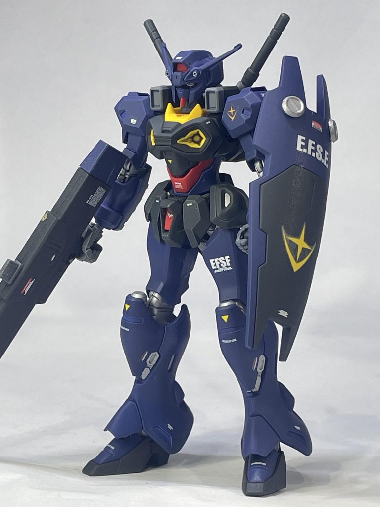 HG ガンダム開発試験0番機をティターンズカラーに全塗装。作中のオーガスタ防衛戦をイメージしてアッシマーのライフル、ジムカスタムのシールドを装備制作。本来ならハイザックシールドなんですがすみません持ち合わせがなくて。