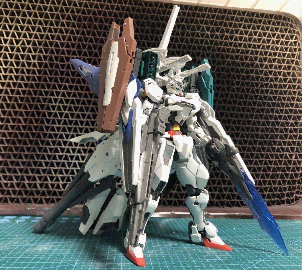 サンボル版フルアーマガンダムやフルアーマーユニコーンをモチーフにしつつ、主人公機エアリアルの特徴であるシールドを過剰に装備したら面白いんじゃないかと作りました