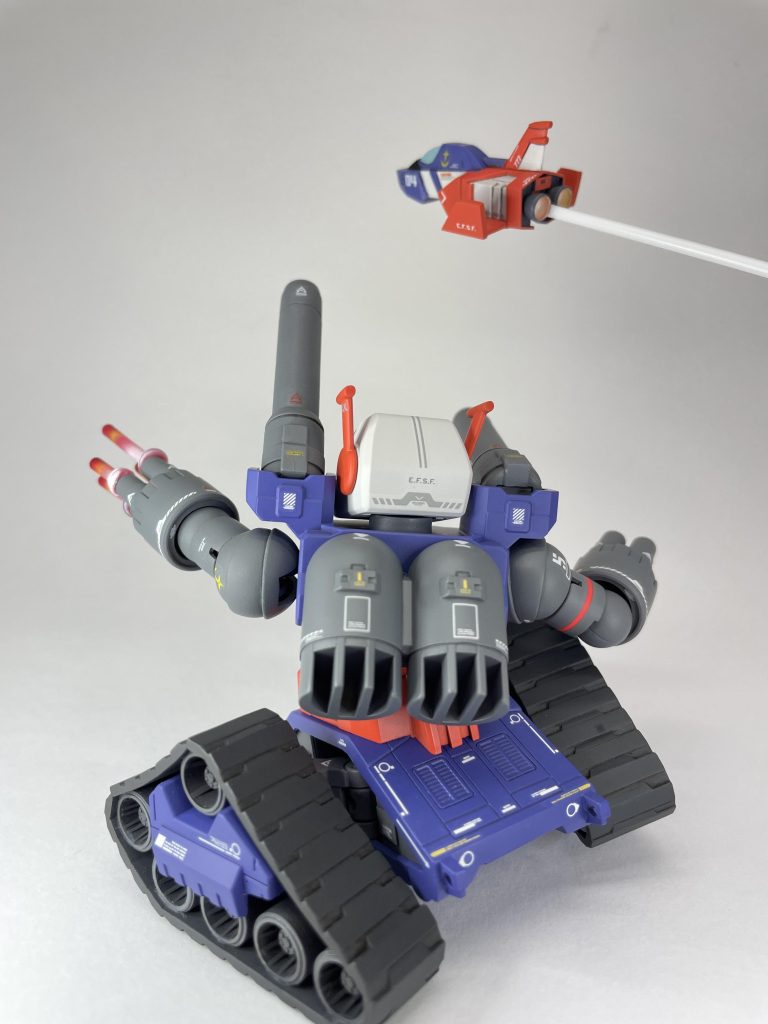 今回は、スジ彫り追加はせず、デカールをこれでもかという程張り込みました。ロールアウト直後ということで、汚しは入れていません。