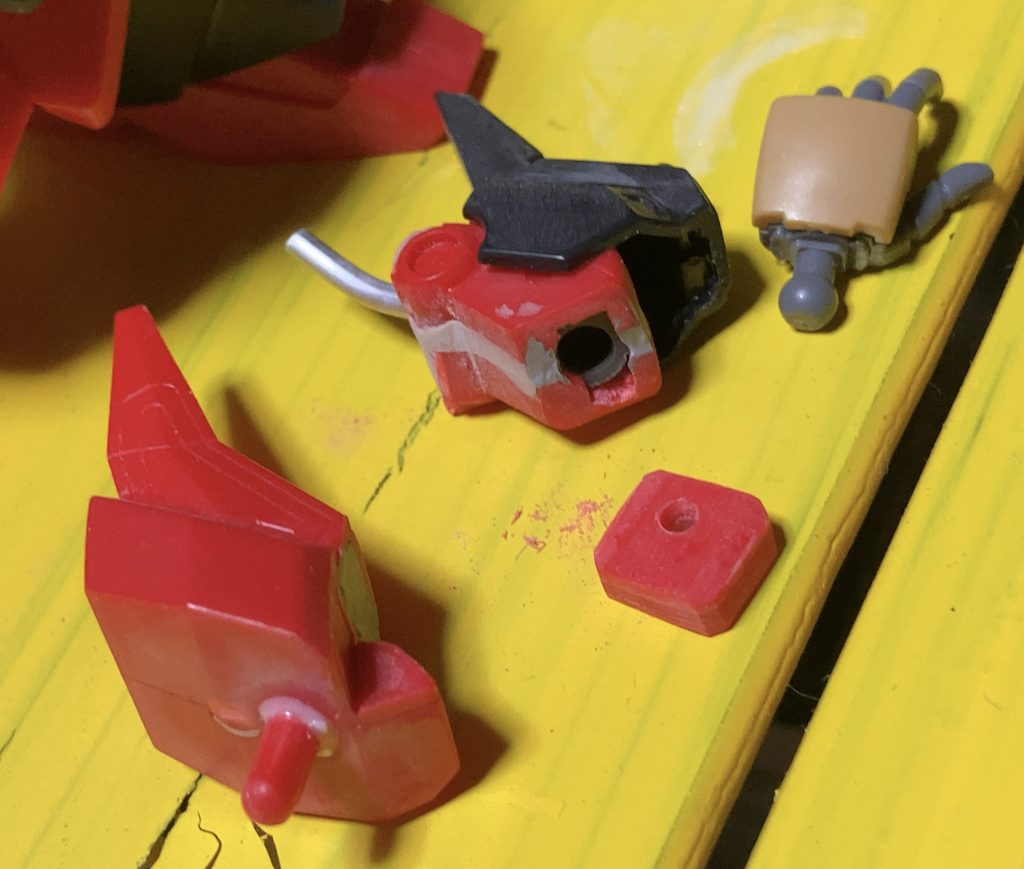 肩の関節位置を下げ、腕をノコで切断し、HGザクの手首を付けられるようにポリキャップを仕込み、肩に繋ぐ関節はアルミ線を仕込みました。アルミ線の剥き出しを隠す為にランナータグ2枚分の厚みで上腕部を新たに作っています。