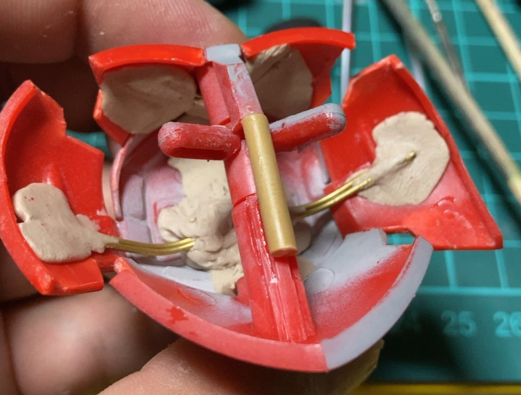 スカートアーマーは今風の分割をして裏から真鍮線をエポパテで仕込んでいます。