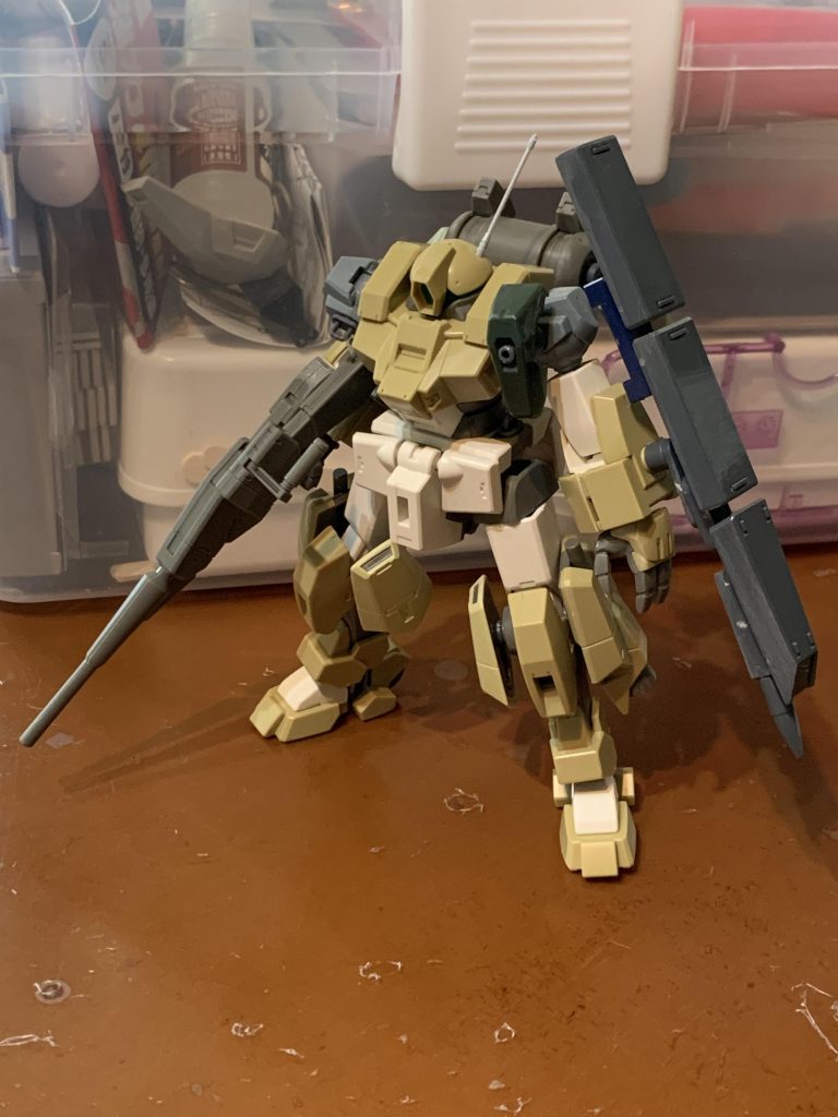 両肩はザウォートから拝借し、左肩の装甲部分はケルディムの胸部中央を使用。