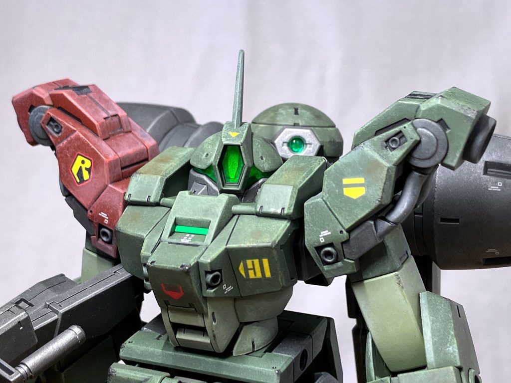 本体の目？のクリアーパーツの裏をシルバーで塗装してます。