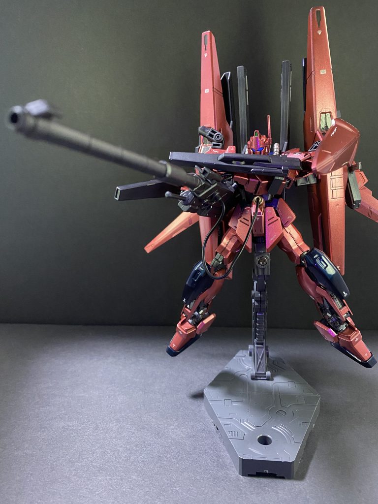 本機の最大火力兵装「バスターランチャー」背部の武装複合型大型コンデンサーユニットから機体を介してケーブルによりエネルギー供給することにより使用できる兵装。