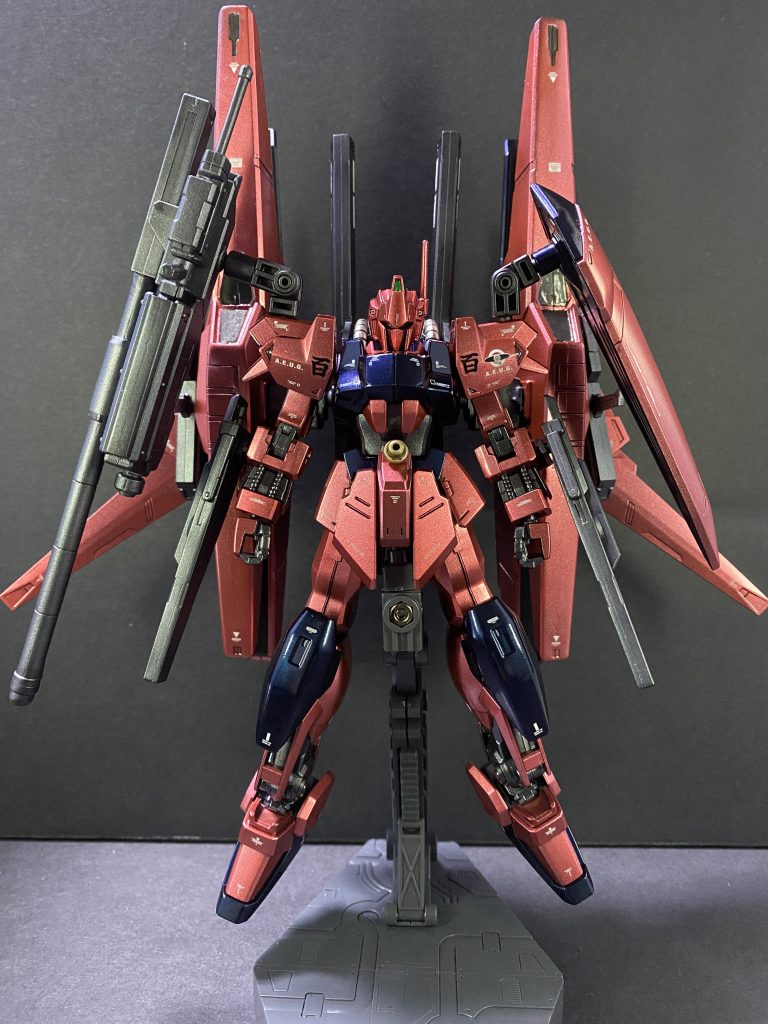 赤い色は勿論中の人を意識して。ベースは百式なのでメタリックレッドにしてみました。シルエットはディフェンサーｂユニット装備のＭＳに似てるかな？