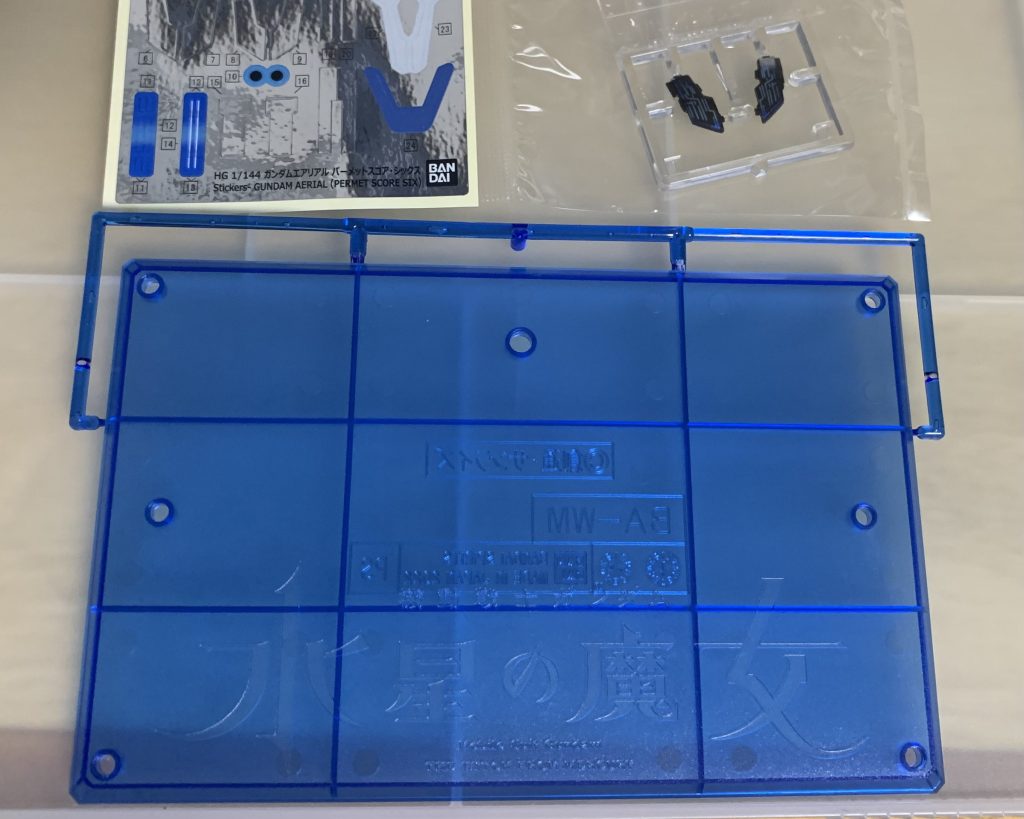 台座塗装前。クリアカラーで勿体無くはあったんですが裏の製造番号とか見えるの気になっちゃったので塗装しちゃえと