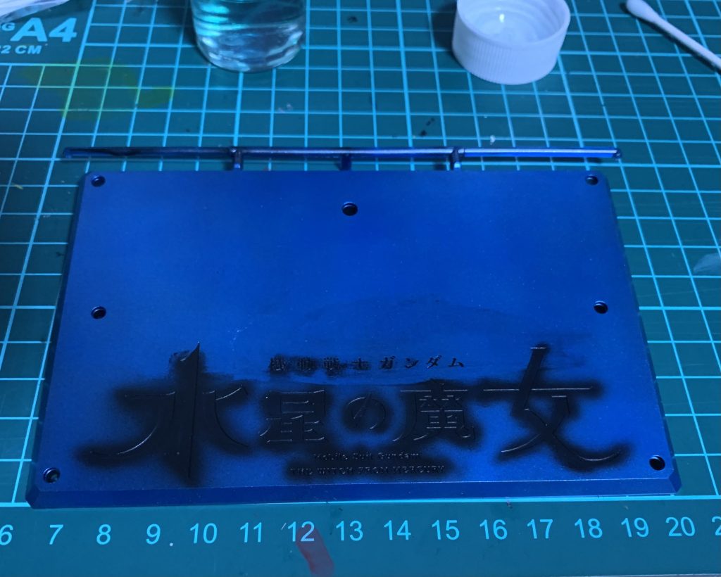 GXメタルブルーまで吹いた後は水性ホビーカラーのブラックで文字を塗ってマジックリンを含ませたティッシュではみ出た部分ふき取りました。マジックリン便利