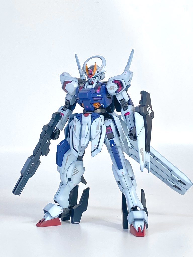 ガンダム作品の主人公機だったら、トリコロールカラーやライフル、シールド、ビームサーベル装備は外せないだろうとミキシング、配色をしました。