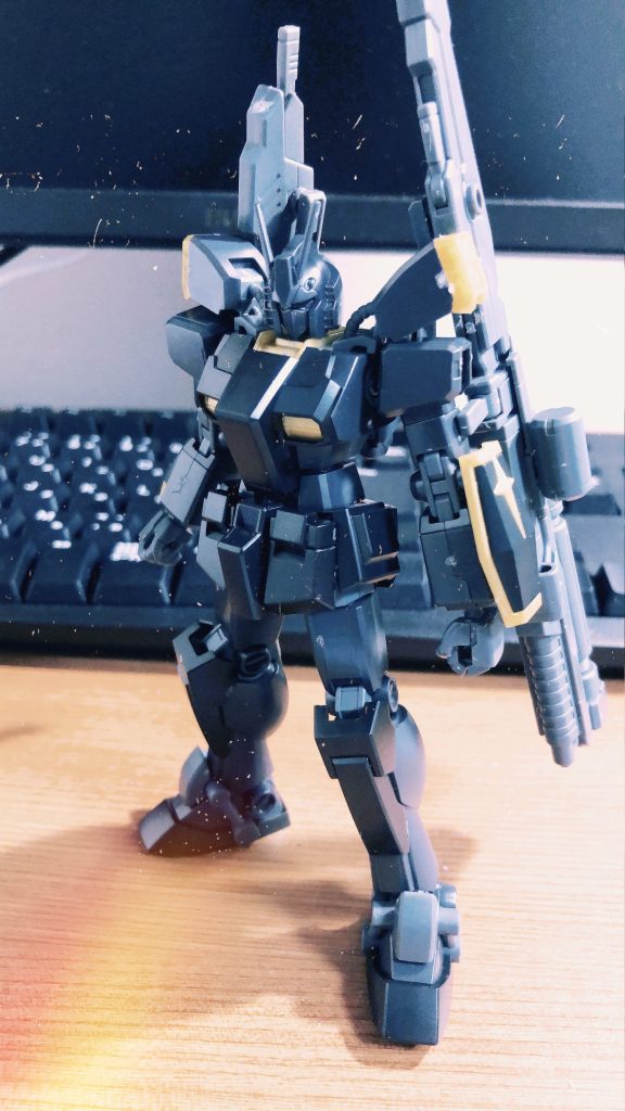 塗装前の状態です。あれ?って思った方!そうなんです、実はレッドウォーリアーは手に入らず、ベースとなったのはライトニングブラックウォーリアーなんです。コウサカユウマが作ったぱくr....名人リスペクト作品ですね!ベースがコレなんで、ほとんど武装以外全塗装だったので骨が折れました(笑)