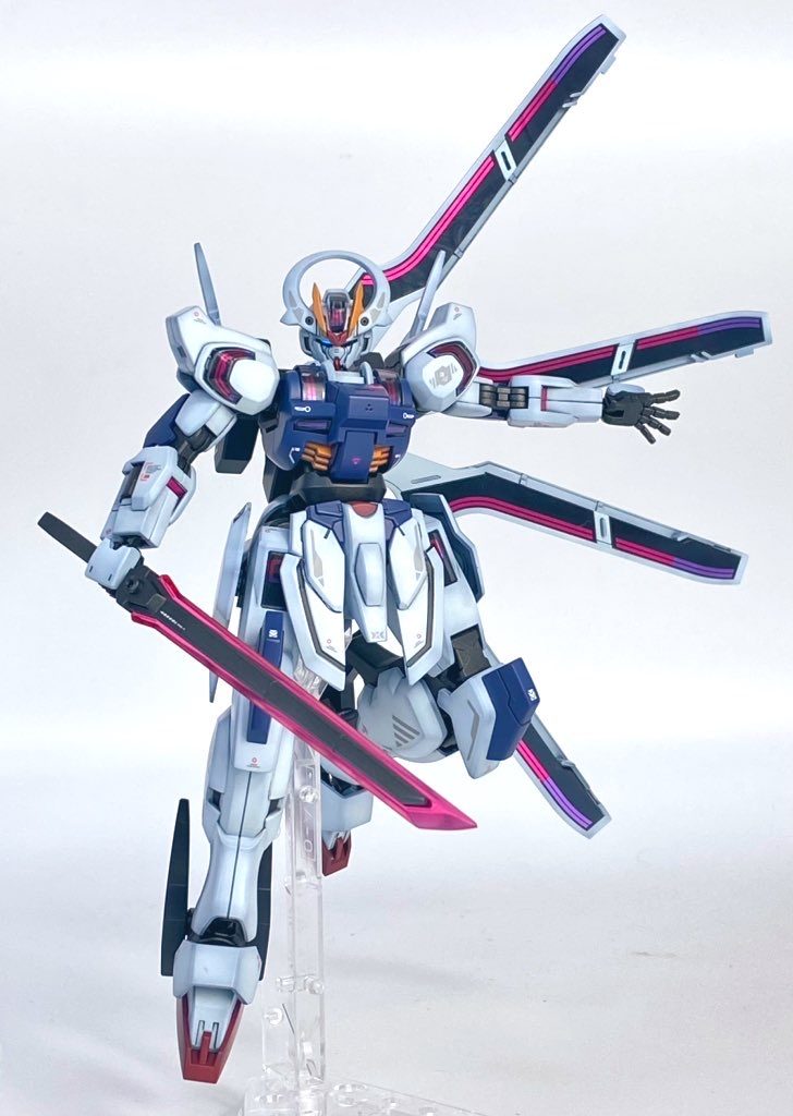 ガーディアンを片翼のように配置する形態がとても好みです。デザイナーの刑部一平さんのイラストのポージングに寄せてます。