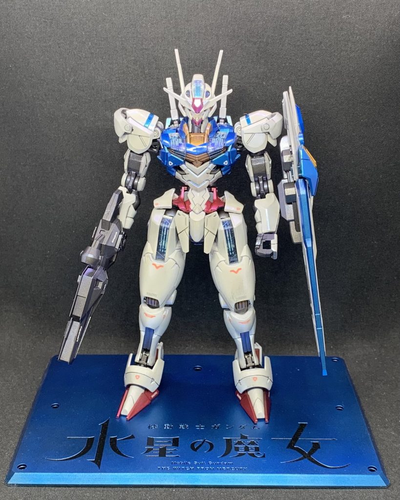 付属のマーキングシールは使わず水星の魔女の水転写デカールを、インモールド成型パーツは使用せずラメ入りのクリアパーツ+シールの方を使ってます