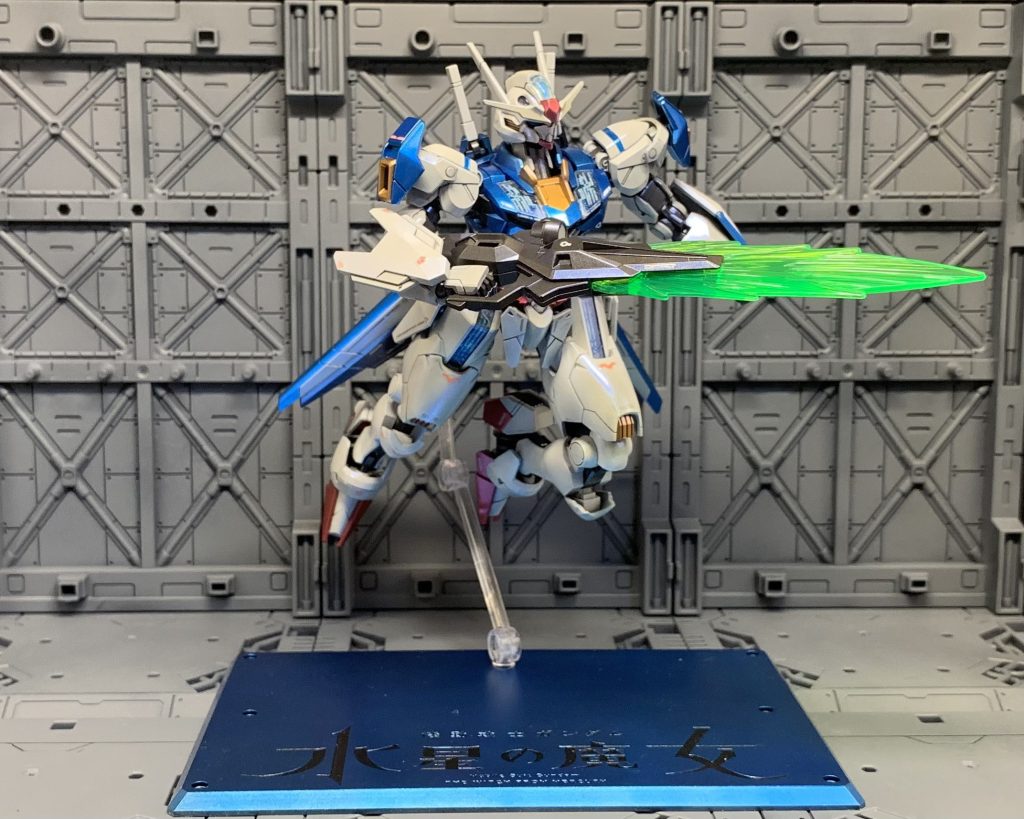 台座も本体の青い部分を塗装するついでに塗装してます。本体同様EXブラック→GXホワイトシルバー→GXメタルブルーで重ね塗りしたんですがスプレー用意すればよかったと後悔しました