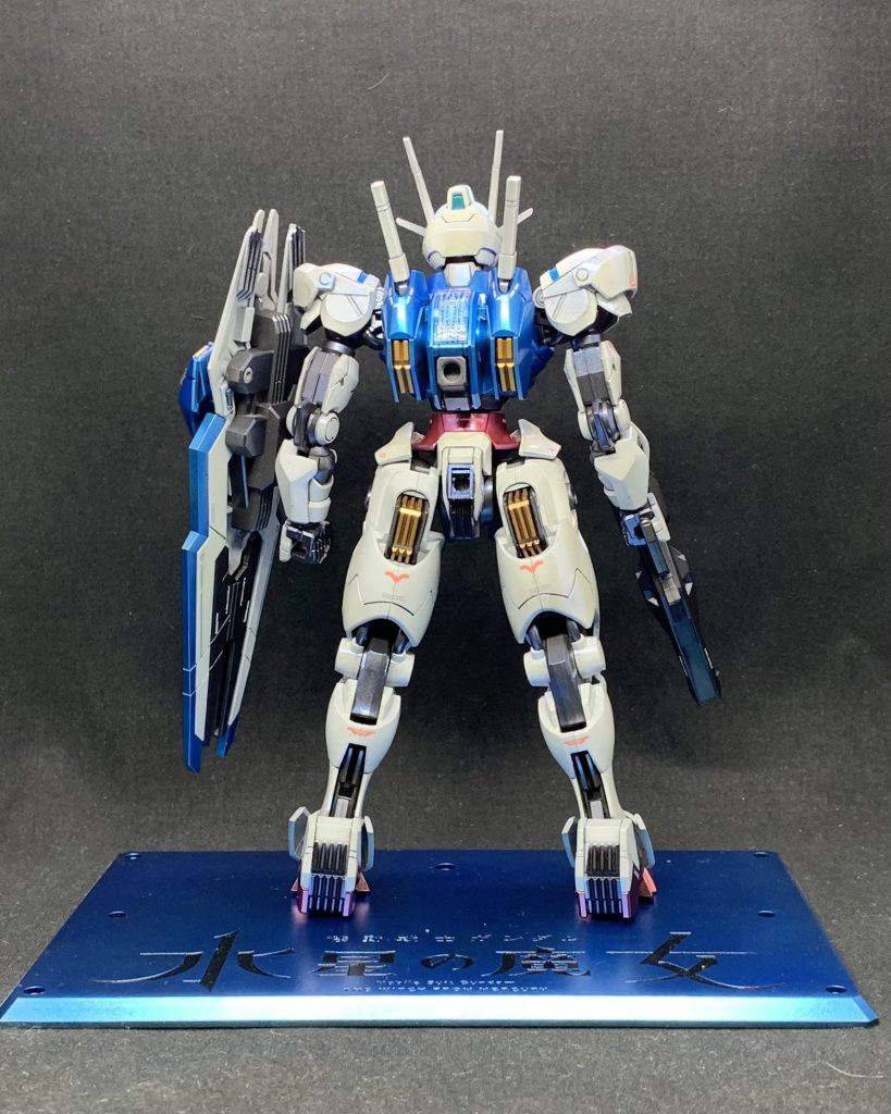 クリスタルカラー初めて使ったんですけど光の加減で色変わるの面白いですね!本来の色が出る黒下地でも使ってみたくなりました