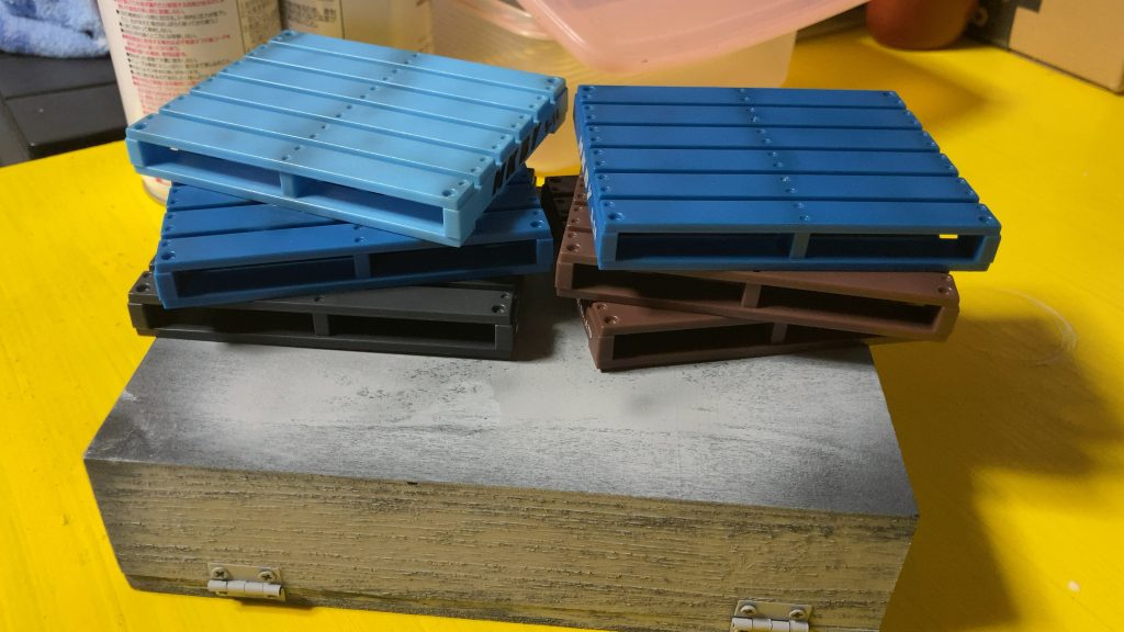 軽く塗装した台座の上にパレットのミニチュアを雑に重ねて接着。エッジ等にクリアブラックでシャドウを入れて完成。おにぎりはエポパテで作りました。🍙