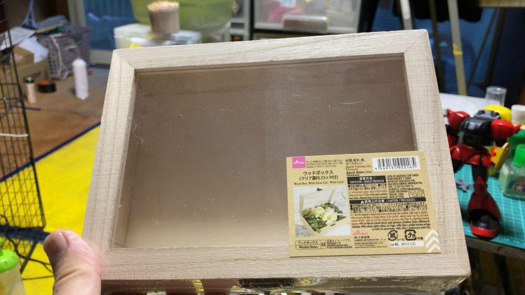 土台はダイソーの開閉型ウッドボックス。余りパーツなんかを収納出来て便利です。木目、ちょうつがいが気になるようならプラ板を貼ってもいいかもしれませんね。