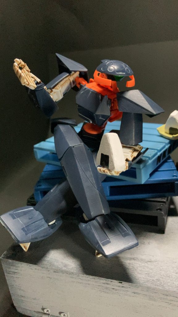 フラットさん。足を組んでリラックスし、何やら語っている様子。「戦わなくてもいいじゃない。」