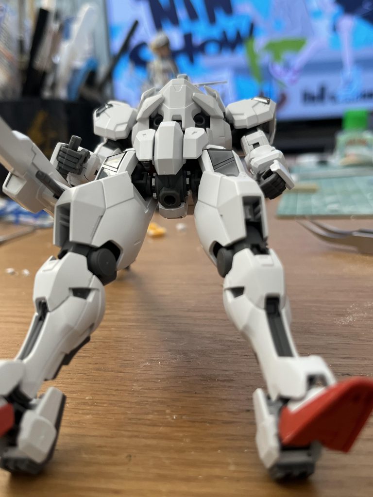 股間の軸周りに細かく切ったランナータグを貼って、脚取り付け位置を少し外側に。モデル体型ではなく設定画のちょっともっさいスタイルに寄せて。