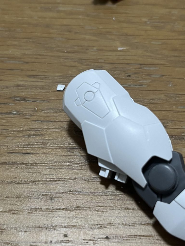 太ももの穴は使用しないのでランナーを差し込んで埋めました。接着はしていないので、使いたくなった時は押し出せます。