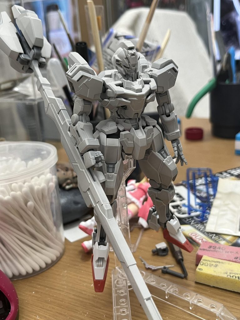 最後はサフ。素組みの部分塗装でサクッと仕上げようと思っていましたが、仮組みの時点でかっちょ良すぎて制作意欲が湧いてしまい小改造アンド全塗装での作成となりました。ガンダム史上に名を残す、良キットかつ大ヒット人気ガンダムとなるのでは?全人類に組んでほしいガンプラだと思いました。