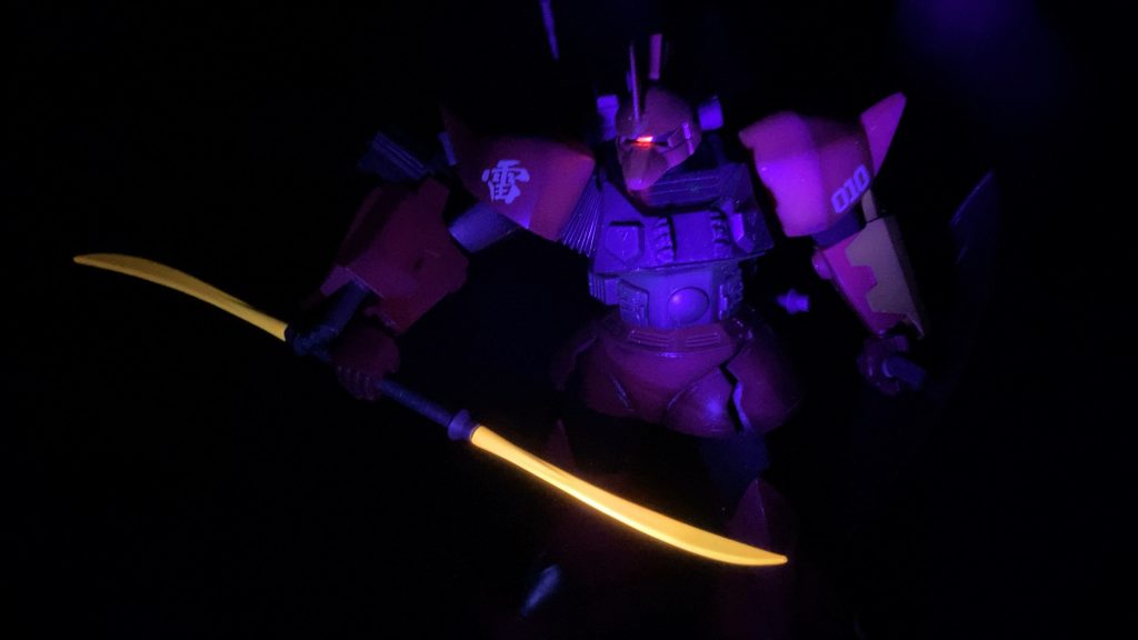 モノアイとビーム刃に蛍光塗料を使用🔦