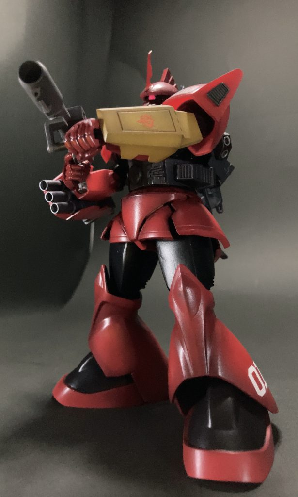 赤部はピンクサフ下地にプレミアムレッドをベタ塗り、黒部はブラックにグレーを2滴くらい足した濃いダークグレー。武器、バックパックはメタルカラーアイアンで塗装。赤部は今回クリアブラックをエッジ、モールドに細吹きしてシャドウを入れてみました。最後にプレミアムガラスパールを全体にコート→半光沢クリアコート。思いつきですが、シャドウの重厚感の重さにパールの煌めきをまぶす事で専用機の特別感を狙ってみました。